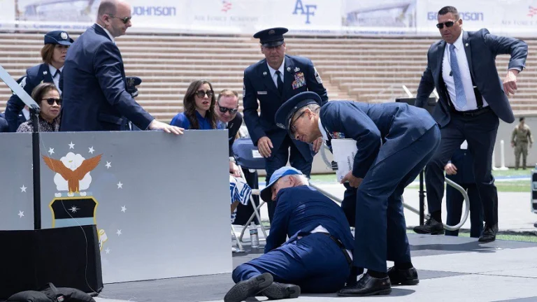 estados-unidos:-biden-se-cayo-mientras-encabezaba-un-acto-en-colorado