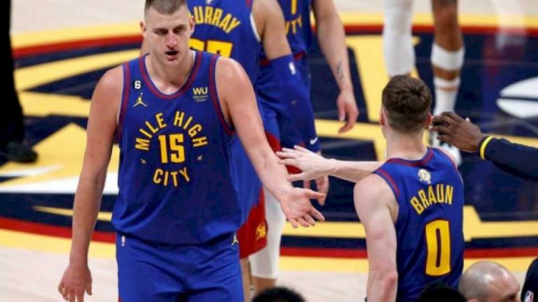 con-un-triple-doble-de-nikola-jokic,-denver-vencio-a-miami-en-su-debut-en-las-finales-de-la-nba