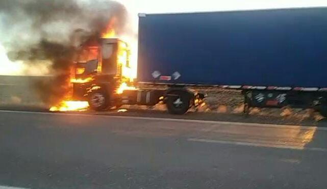 un-camion-se-prendio-fuego-en-la-ruta-3-cerca-de-tres-cerros