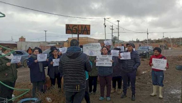 vecinos-del-barrio-hipico-siguen-sin-agua:-los-camiones-no-ingresan-por-el-estado-de-las-calles