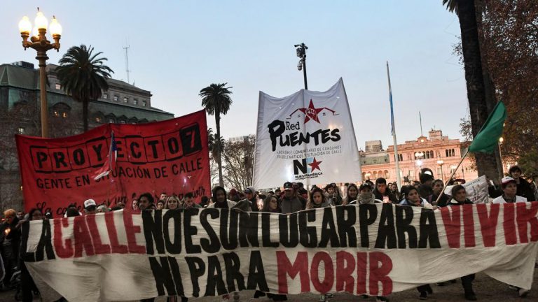 «frazadazo»-y-movilizacion-de-plaza-de-mayo-a-congreso-por-personas-en-situacion-de-calle