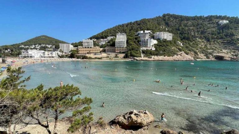 aparece-un-cadaver-flotando-en-el-agua-en-una-cala-en-ibiza