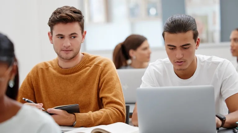 un-profesor-descubrio-que-sus-alumnos-usaron-chatgpt-en-un-examen-y-les-puso-un-cero