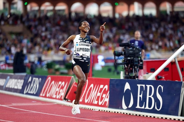 faith-kipyegon-no-afloja-con-su-racha-asombrosa:-ahora-pulverizo-el-record-mundial-de-la-milla