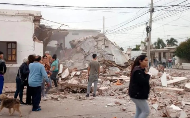 explosion-y-derrumbe-de-una-casa-en-cordoba:-hay-una-mujer-herida-de-gravedad