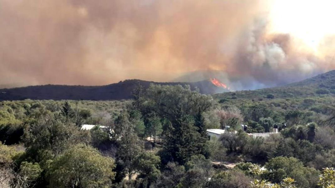 continua-el-combate-del-incendio-forestal-en-la-zona-del-cerro-uritorco