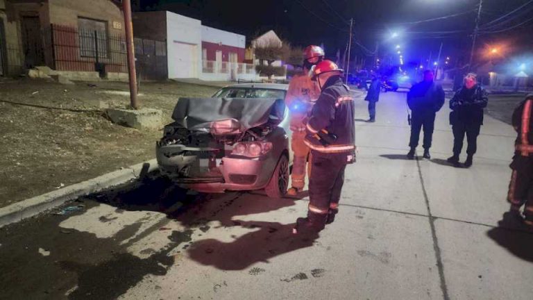 perdio-el-control-de-su-auto-y-choco-a-una-camioneta-estacionada