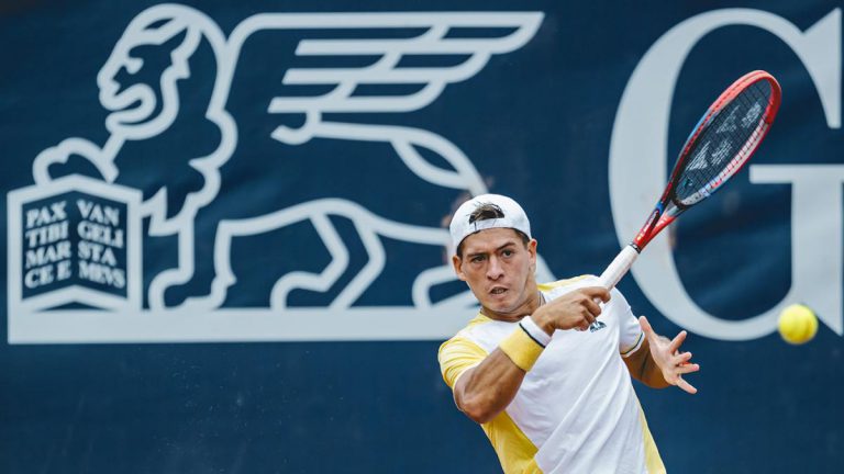 sebastian-baez-alzo-el-trofeo-en-kitzbuhel-tras-imponerse-en-la-final-ante-dominic-thiem