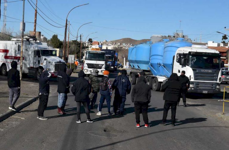 operarios-de-la-fundacion-bloquearon-una-avenida -de-acceso-a-caleta-olivia