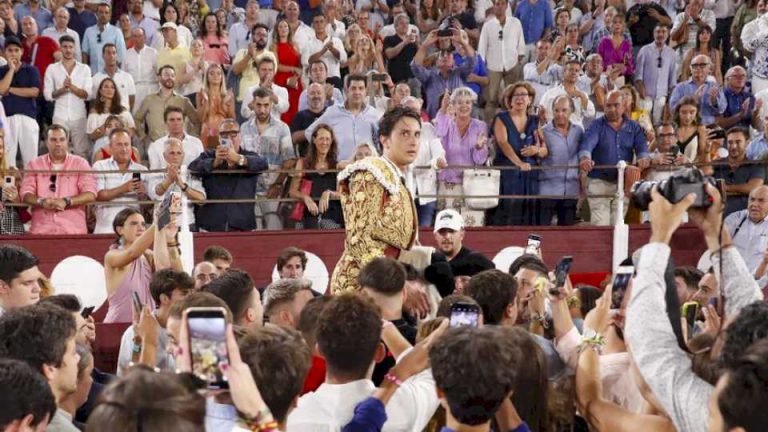 roca-rey-abre-la-puerta-grande,-pero-fortes-fue-el-que-hizo-el-toreo-en-malaga