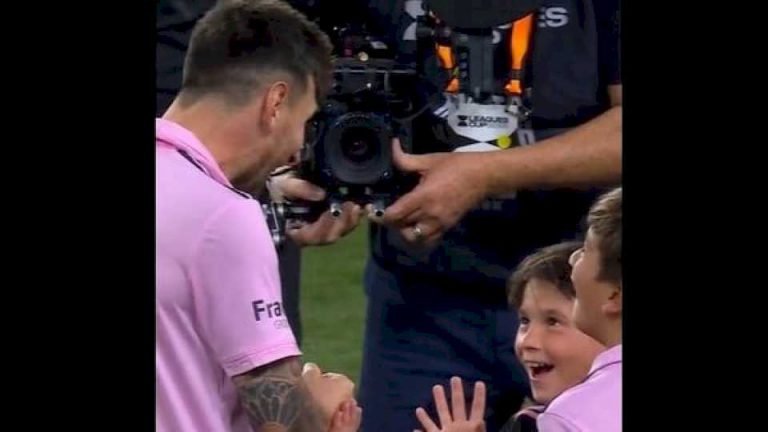 lionel-messi-campeon-con-inter-miami:-el-gesto-noble-made-in-barcelona-en-la-premiacion-y-el-juego-que-perdio-con-su-hijo-mateo