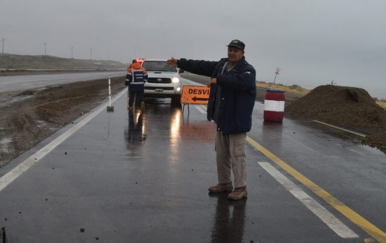 realizan-desvio-preventivo-en-la-zona-de-“la-loberia”-por-temporal-de-lluvia-y-viento