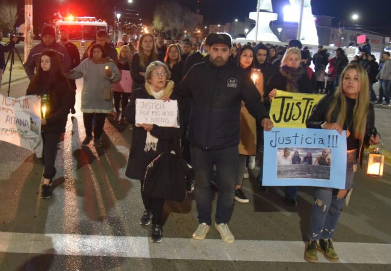 multitudinaria-marcha-pidiendo-justicia-por-la-tragica-muerte-de-cuatro-integrantes-de-una-familia