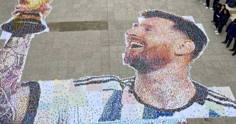 cien-alumnos-hicieron-un-espectacular-mosaico-de-messi-con-«90-mil-tapitas-plasticas»-en-el-patio-de-un-colegio-del-conurbano