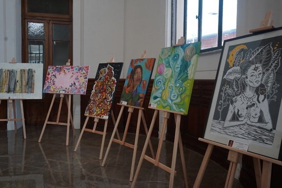 la-primera-exposicion-en-el-salon-de-las-mujeres-puntanas-tiene-obras-de-16-artistas-locales