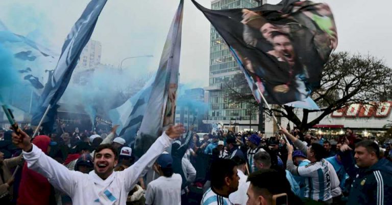 todo-por-la-seleccion-argentina:-la-gente-que-desafio-a-la-lluvia-y-al-bolsillo-por-ver-a-messi-campeon-del-mundo