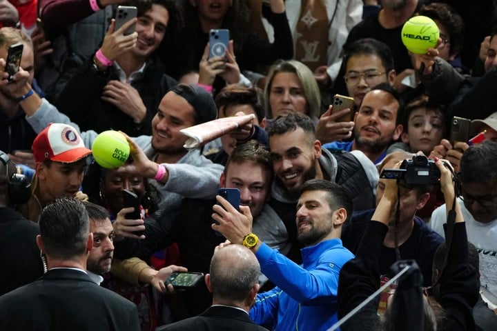 novak-djokovic-canto-las-40:-barrio-a-dimitrov-y-gano-el-masters-1.000-de-paris-para-quedar-a-un-paso-de-cerrar-el-ano-en-el-«1»