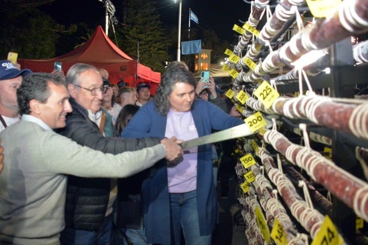 tandil-presento-el-salame-mas-largo-del-mundo-y-mide-mas-de-300-metros