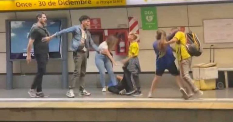 pelea-en-el-subte:-un-hincha-de-boca-y-otro-de-river-se-tomaron-a-golpes-en-pleno-anden