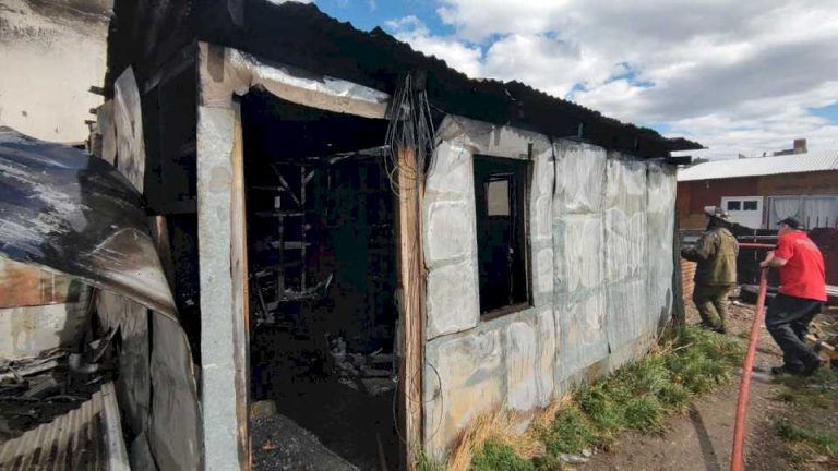 un-incendio-que-se-origino-en-el-techo-de-una-casa-dejo-danos-totales