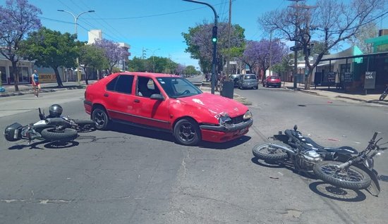 dos-policias-en-motocicletas-fueron-embestidos-por-un-automovil