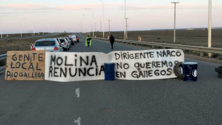 una-faccion-de-la-uocra-corta-el-acceso-norte-a-rio-gallegos-pidiendo-la-renuncia-del-referente-ruben-molina