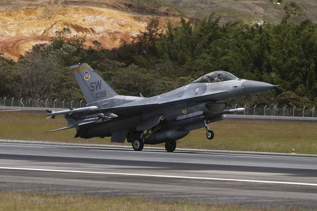 milei-analiza-ir-a-dinamarca-para-cerrar-la-compra-de-los-f-16-y-el-primer-avion-podria-llegar-este-ano