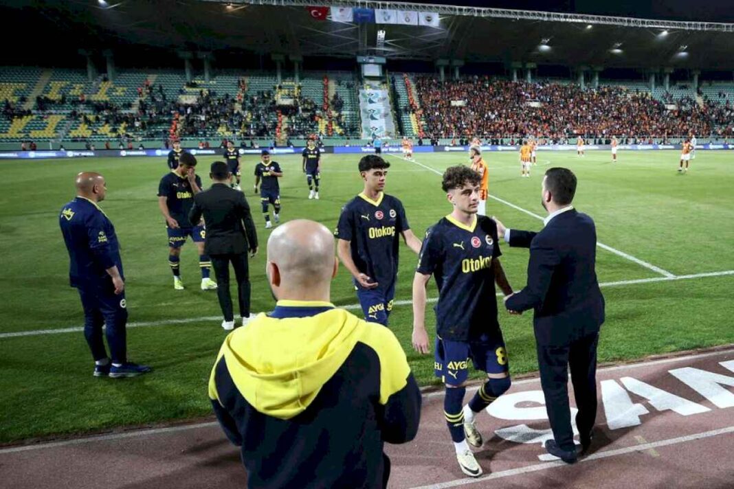 supercopa-de-turquia:-fenerbahce-se-retiro-de-la-cancha-en-senal-de-protesta