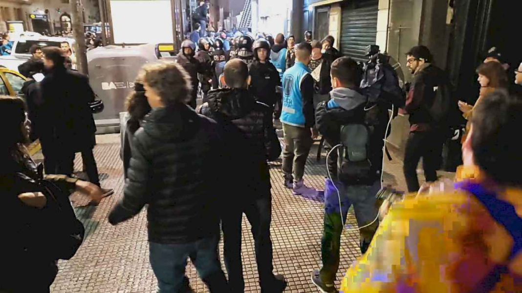 tension-en-la-marcha-contra-los-despidos-en-el-estado:-policia-implemento-el-protocolo-antipiquetes