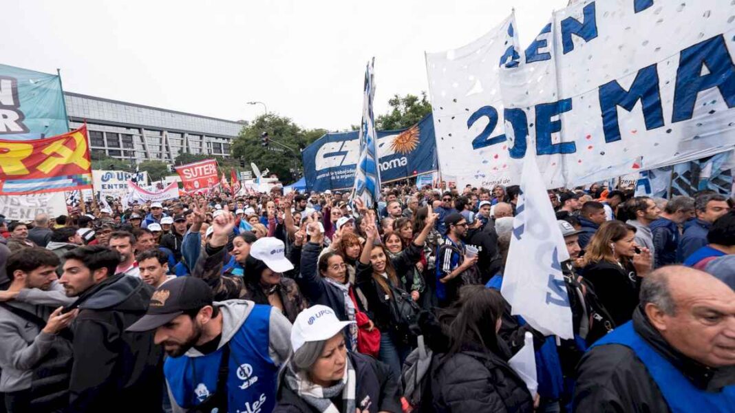 la-cgt-se-movilizo-en-el-dia-del-trabajador-con-fuertes-criticas-a-milei:-el-ajuste-no-lo-paga-la-casta