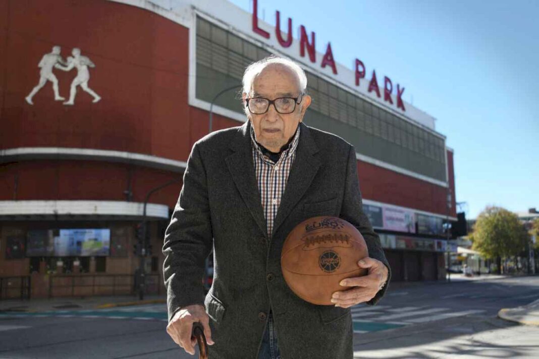 el-capitan-campeon-del-mundo-de-basquet-regreso-al-luna-park-para-festejar-sus-99-anos