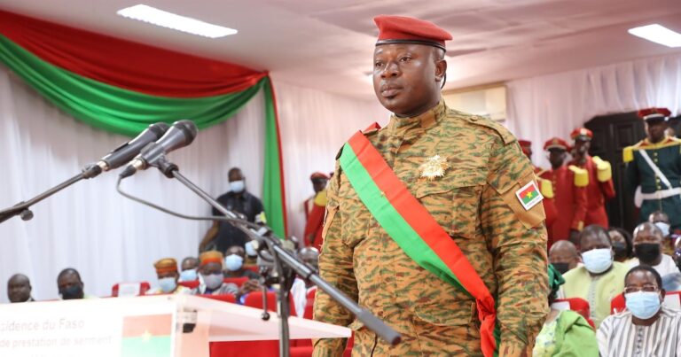 El líder de la junta militar de Burkina Faso aparta del Ejército al expresidente de transición