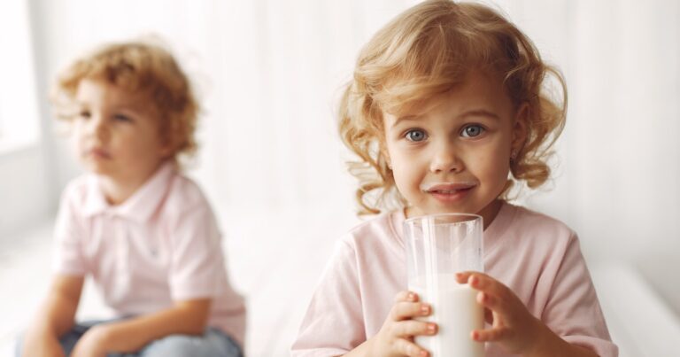 El 42% de los niños con alergias y trastornos metabólicos no recibe la leche recetada: las razones y qué implica para su salud