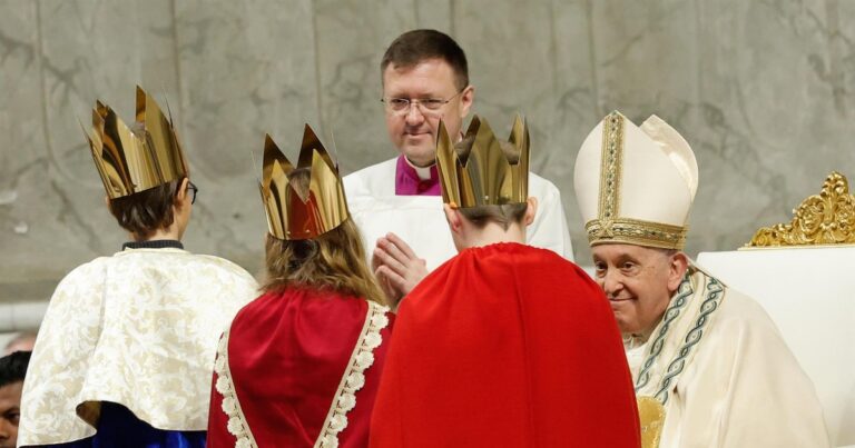 La Misa del Gallo y la inauguración del Jubileo centrarán la decimosegunda Navidad del Papa Francisco en el Vaticano