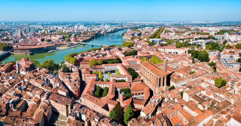 La mejor ciudad para visitar en 2025 según Lonely Planet está cerca de España: una Paris en miniatura rebosante de arte e historia