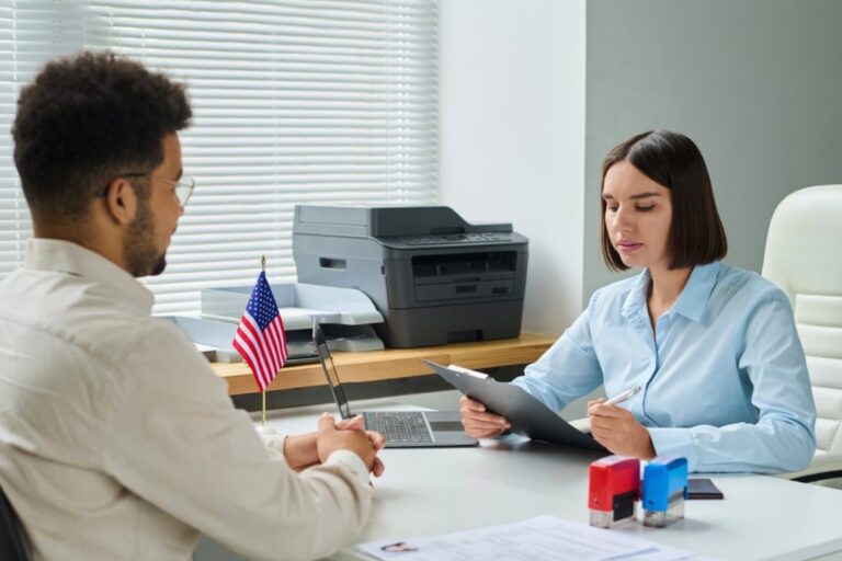Cuáles son los trabajos con mejores pagos en Estados Unidos para mujeres migrantes, según ChatGPT