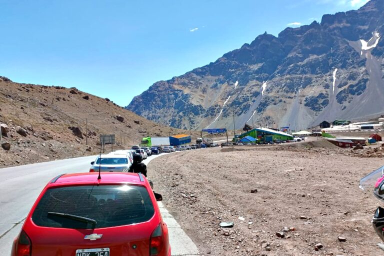 Una odisea: esperas de más de siete horas para cruzar a Chile en pleno éxodo por las vacaciones