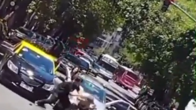 Furia en Caballito: una pelea entre un taxista y un automovilista terminó con un acuchillado
