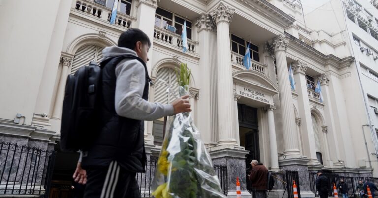Antes de reducir el ritmo de devaluación, el Banco Central bajó la tasa de interés del 32% al 29%