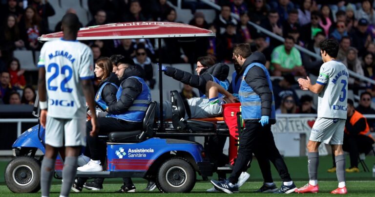 Susto en Barcelona – Alavés: Conechny y Gavi chocaron cabezas y salieron de la cancha en ambulancia