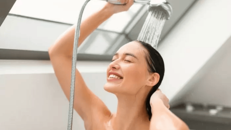 La investigación que detalla qué sucedería si te bañás sólo con agua