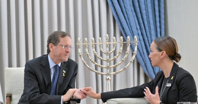 El presidente israelí urge a sellar un acuerdo con Hamás tras reunirse con la madre de un rehén