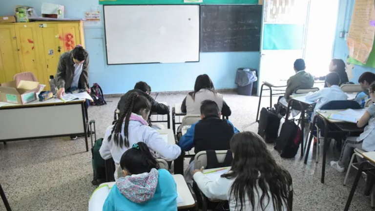 A cuatro días del inicio de clases en diez provincias, los gremios docentes tensan paritarias