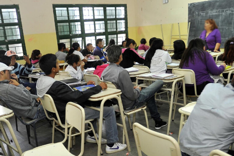 Tras la pelea de docentes y organizaciones,volvió a cambiar el reglamento escolar