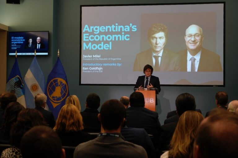 Milei se brotó con el sonido de su celular y culpó a los argentinos: «Son cabezas de termo»