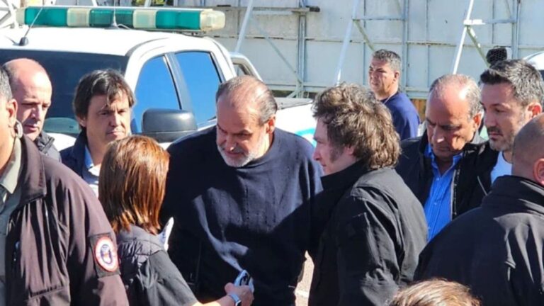 En Bahía Blanca, Javier Milei supervisa el operativo de asistencia y recorre la ciudad