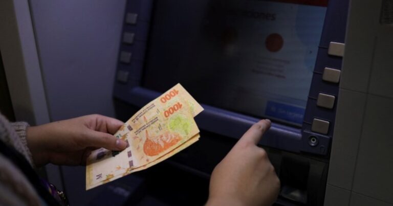 Los bancos aumentan las comisiones y extraer plata del cajero puede costar $5.000
