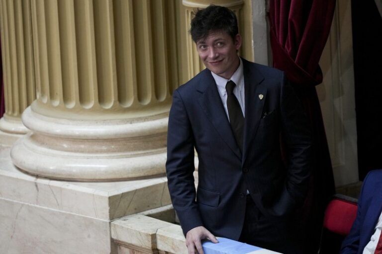 Santiago Caputo atacó a Reidel en un golpe que escala la interna hasta Milei