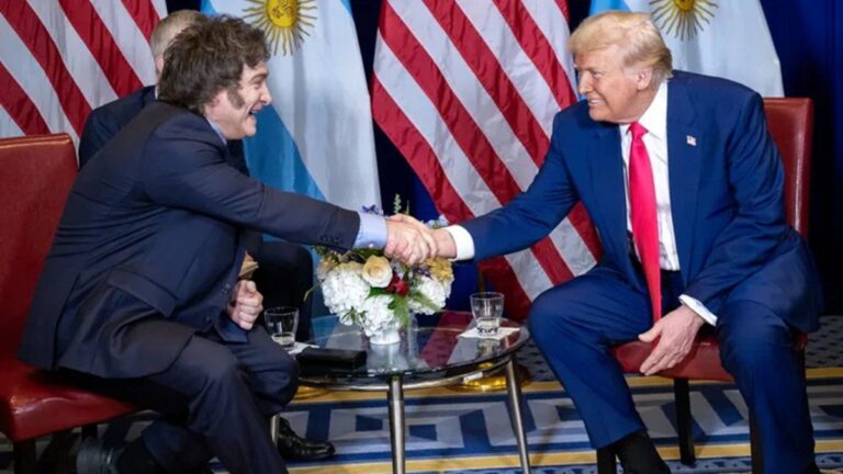 Javier Milei viaja a Estados Unidos, donde espera una nueva foto con Donald Trump