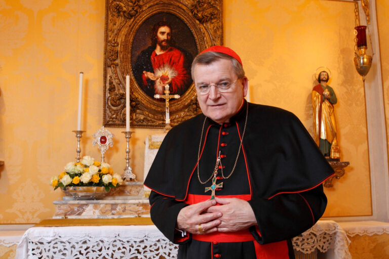 Raymond Burke: La esperanza de una iglesia que rechace el wokismo ylaAgenda2030